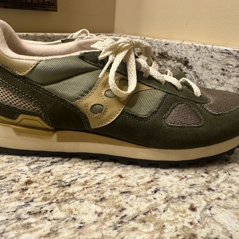 Men's Saucony Shadow size 10. Green / Tan